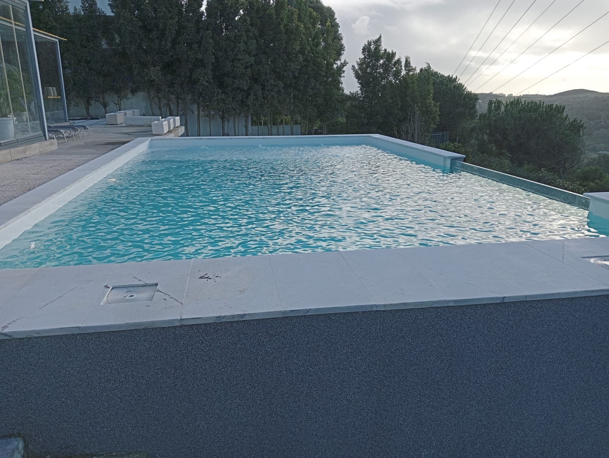 Ruceel – piscina elevada com vidro Ruceel - piscina elevada com vidro