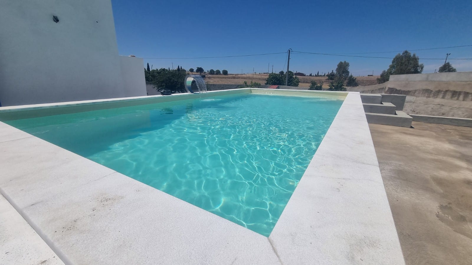 Ruceel – Piscina moderna com cascata Ruceel - Piscina moderna com cascata