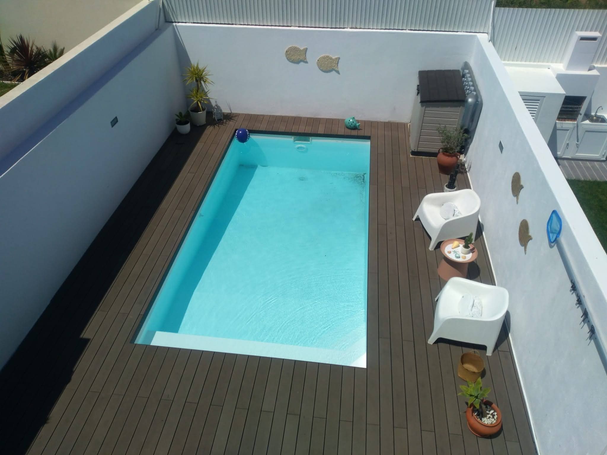 Ruceel – Piscina tela branca envolvente deck Ruceel - Piscina tela branca envolvente deck