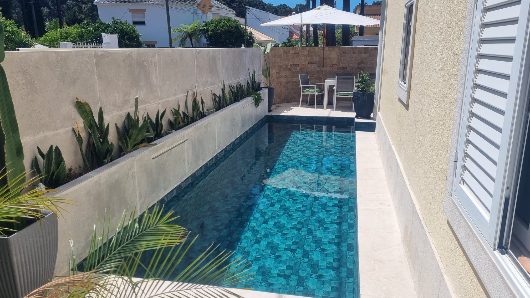 Ruceel – Transformação de espaço compacto com piscina e cascatas Ruceel - Transformação de espaço compacto com piscina e cascatas