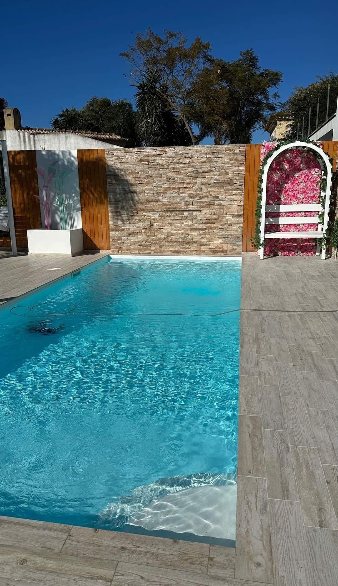 Ruceel – Recuperação de piscina com substituição de pastilha por tela e criação de cascata Ruceel - Recuperação de piscina com substituição de pastilha por tela e criação de cascata