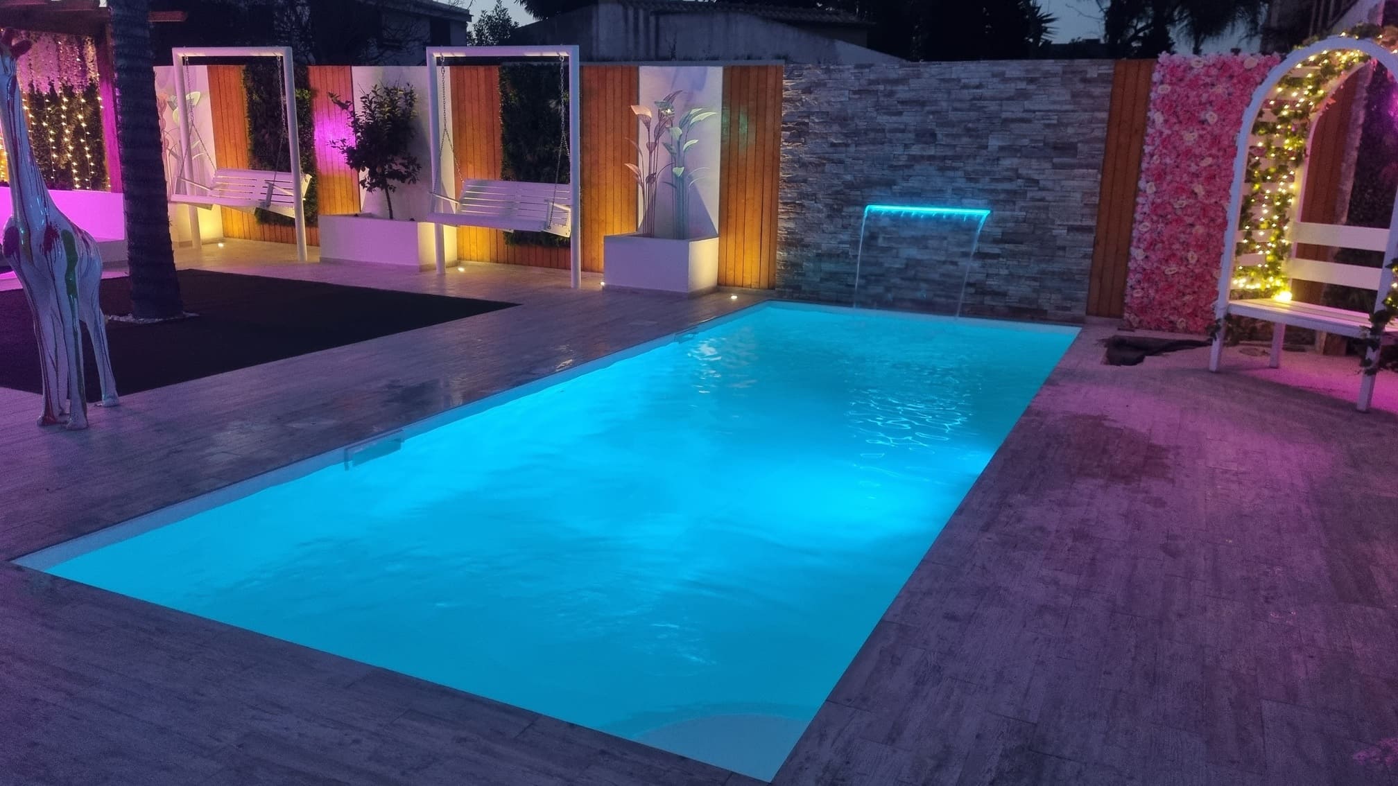 Ruceel – Recuperação de piscina com substituição de pastilha por tela e criação de cascata Ruceel - Recuperação de piscina com substituição de pastilha por tela e criação de cascata